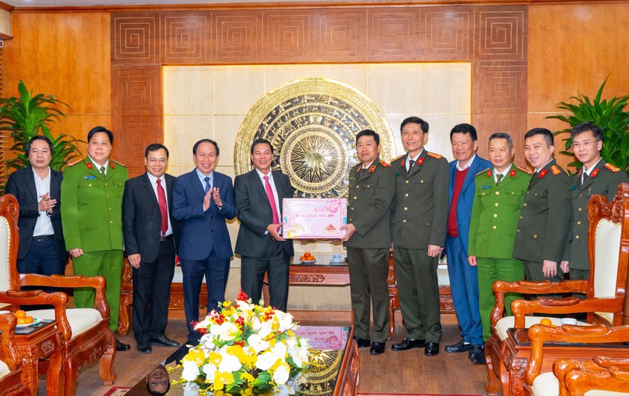 Lãnh đạo thành phố thăm, tặng quà, chúc Tết một số đơn vị làm nhiệm vụ trong đêm Giao thừa